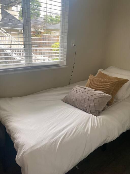 4 Bedroom Upper Level Kits * Vancouver